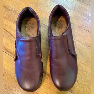 Dr. Scholls burgundy leather clogs the Tracy 2 leather shoe